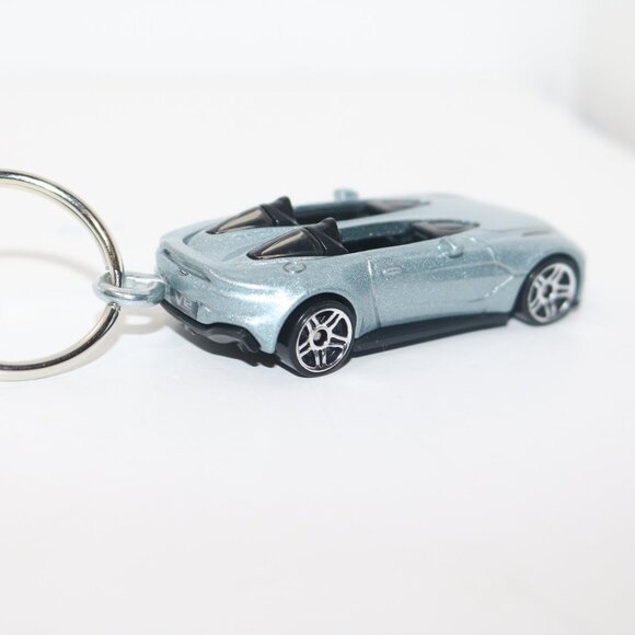 Hot Wheels Exotics 2020 Aston Martin V12 Speedster CUSTOM keychain W/card - Picture 4 of 6